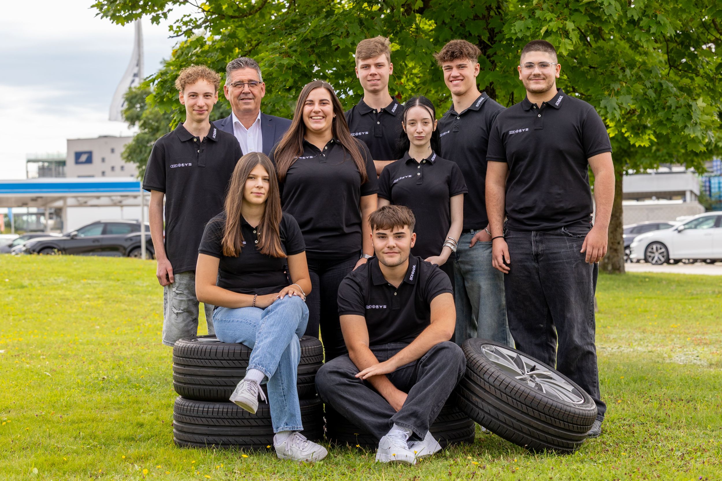 Autohaus Schragl begrüßt neue Auszubildende Autohaus Schragl begrüßt neue Auszubildende
